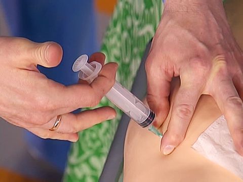 Введение препарата в область колена