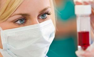 врач исследует кровь
