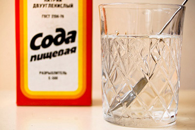 сода и стакан воды